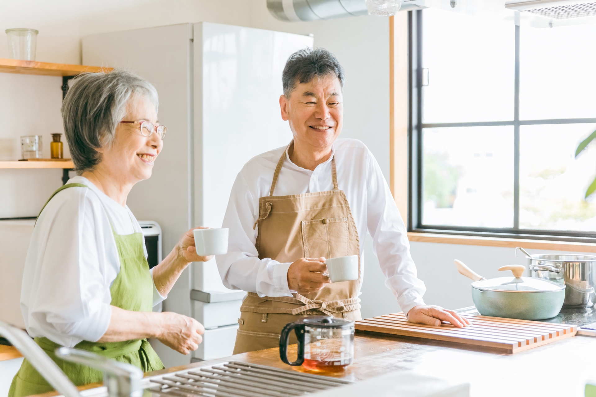 リビングで寛ぐ夫婦